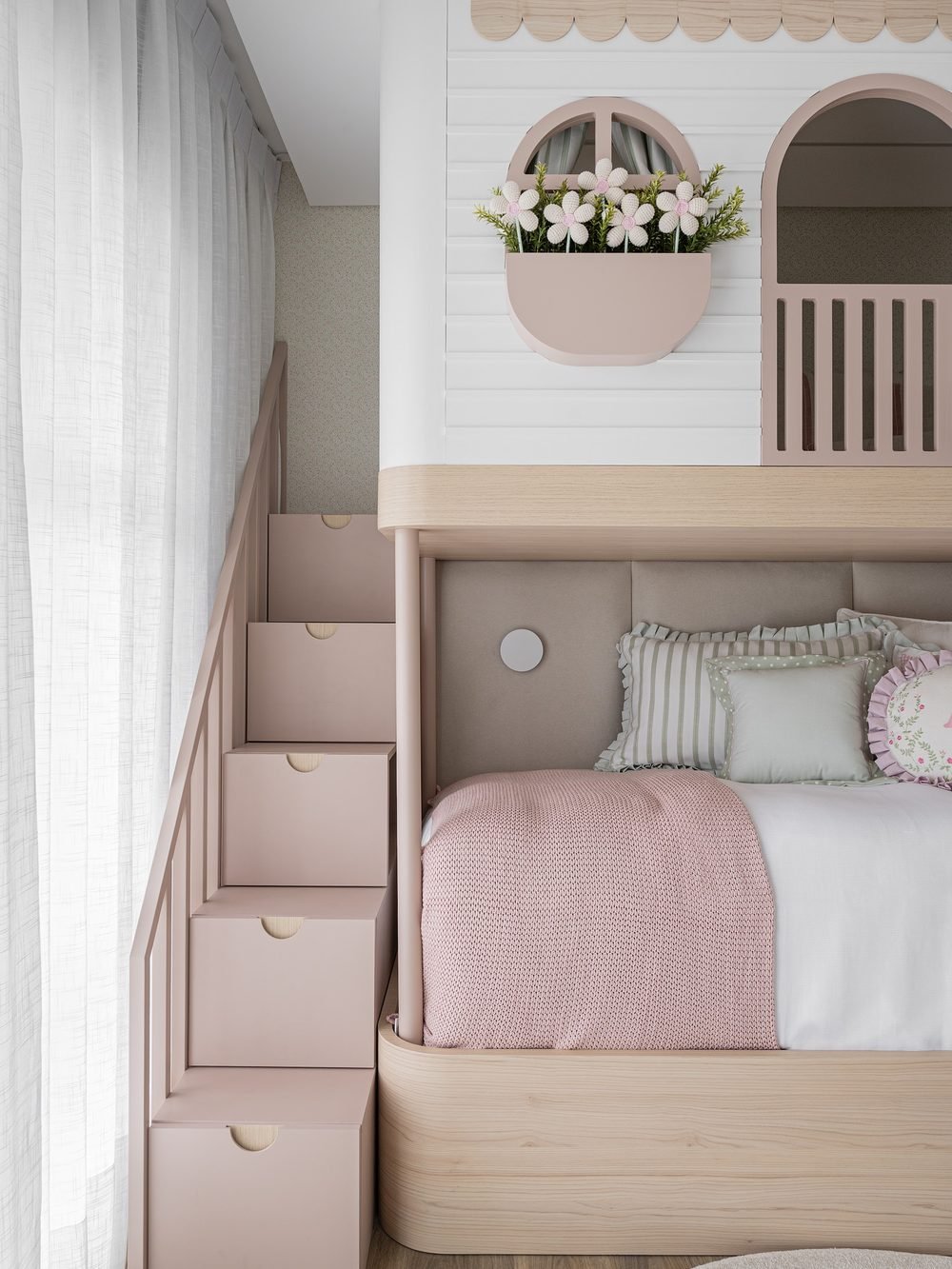 Quarto infantil com casinha de brinquedo, escada e escorregador