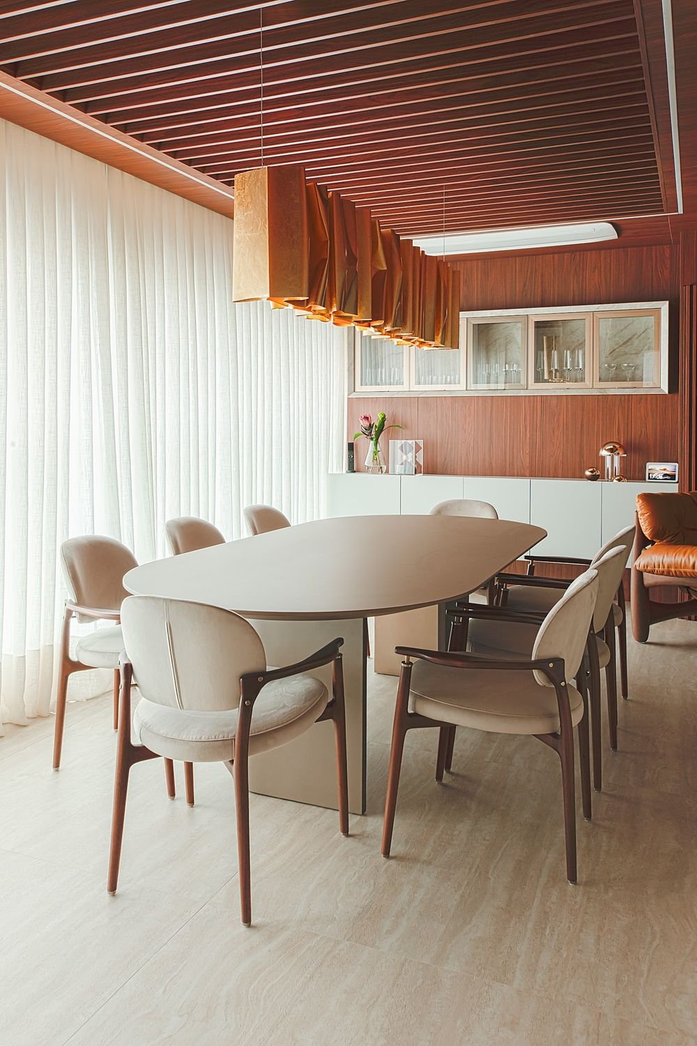 Sala de jantar com painel ripado e mesa em madeira