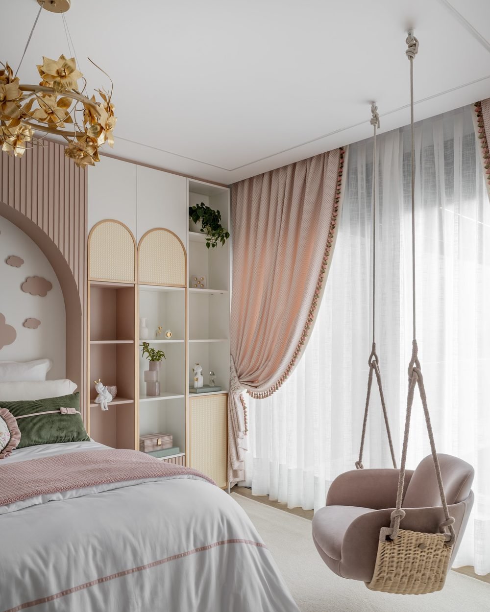 Quarto infantil com balanço suspenso e marcenaria em tons de rosa