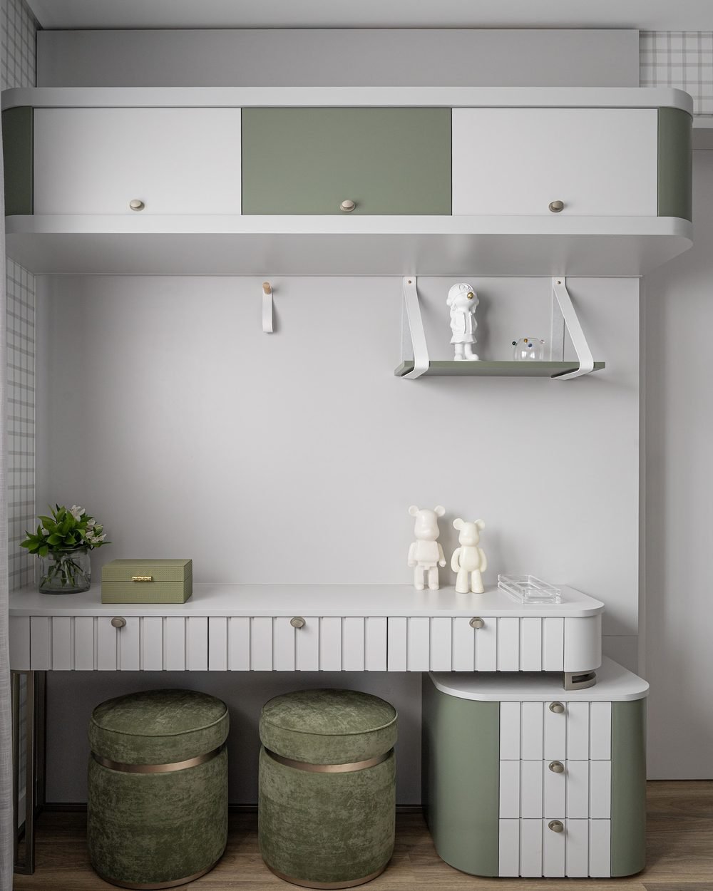 Home office com marcenaria em verde e bancada suspensa